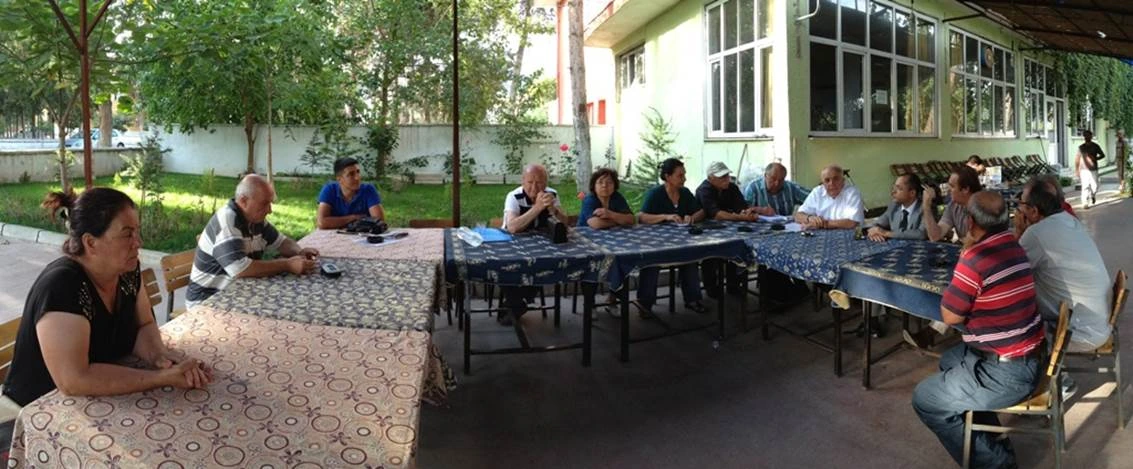 Çamlık Kafe'de açık havada uzun masa etrafında kuruluş toplantısı